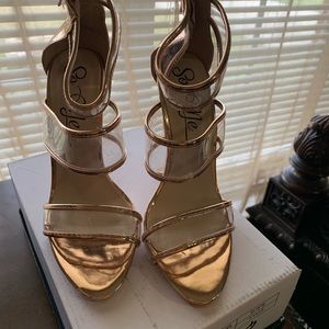 Gold highheels